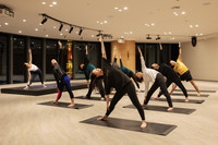 A yoga program for office workers (Courtesy of Mori Building Co.)