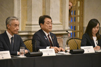 Japanese economic revitalization minister Ryosei Akazawa (center) attends the second round of tariff negotiations with the United States in Washington on Thursday.
