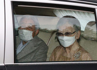 Emperor Emeritus Akihito, accompanied by Empress Emerita Michiko, leaves the University of Tokyo Hospital on Saturday.