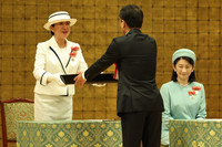 Empress Masako (left) presents medals at a convention of the Japanese Red Cross Society in Tokyo's Shibuya Ward on Tuesday.