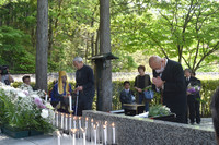 Bereaved family members offer prayers at a memorial service for the May 1991 Shigaraki Kohgen Railway accident in Koka, Shiga Prefecture, on Wednesday morning.