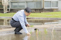 Japan's Emperor Naruhito plants rice seedlings in a rice field next to the Biological Laboratory at the Imperial Palace in Tokyo's Chiyoda Ward on Wednesday. (Courtesy of the Imperial Household Agency)