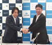 Infroneer CEO Kazunari Kibe (left) and Sumitomo Mitsui Construction President Toshio Shibata pose for a photo after a press conference in Tokyo on Wednesday.
