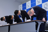 JDI CEO Scott Callon (far right) apologizes at a press conferencein Tokyo on Thursday.