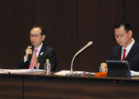 Mitsubishi UFJ Financial Group CEO Hironori Kamezawa (left) speaks at a press conference in Tokyo on Thursday.