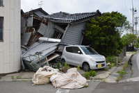 A damaged vacant house remains untouched near the morning market district of Wajima, Ishikawa Prefecture, on May 12. (Part of the image has been processed.)