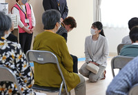 Princess Aiko interacts with residents of temporary housing in Nanao, Ishikawa Prefecture, on Sunday.