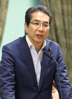 Agriculture minister Taku Eto speaks about his recent gaffe at the Audit Committee of the House of Councillors on Monday.