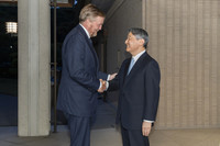 Japanese Emperor Naruhito (right) welcomes Dutch King Willem-Alexander at the Imperial Palace in Tokyo on Thursday. (Courtesy of the Imperial Household Agency)