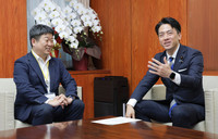 Japanese agriculture minister Shinjiro Koizumi (right) meets with Iris Ohyama Inc. President Akihiro Ohyama in Tokyo on Tuesday.