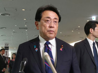 Economic Revitalization Minister Ryosei Akazawa speaks to reporters before leaving Tokyo's Haneda Airport Friday for the sixth round of trade negotiations in Washington.