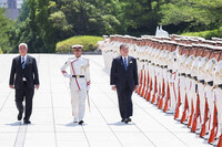 Prime Minister Shigeru Ishiba (third from left) receives a salute of honor from the GSDF Special Guard of Honor at the Defense Ministry on Monday.
