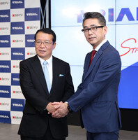 Seiyu President Hitoshi Narakino (right) and Vice Chairman Tsuneo Okubo pose for photos in Tokyo on Wednesday.