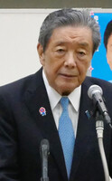 LDP Secretary-General Hiroshi Moriyama delivers a lecture in Osaka on Friday.