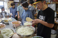Volunteers from Asile, a general incorporated association, prepare 