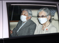 Accompanied by Empress Emerita Michiko, Emperor Emeritus Akihito leaves the University of Tokyo Hospital in Bunkyo Ward on Friday morning.