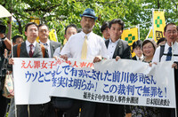 Shoshi Maekawa (center) and others enter the Kanazawa branch of Nagoya High Court ahead of the retrial verdict for the 1986 murder case of a junior high school girl on Friday.