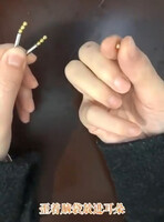 An image from a video explaining how to use equipment for cheating on the TOEIC English proficiency test, showing a rice grain-sized earphone in the right hand. (Courtesy of the Metropolitan Police Department)