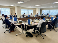 Members of an expert panel under Japan's Justice Ministry discuss issues regarding the criminal procedure law at a meeting Thursday.