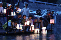 A lantern-floating event held on Monday on the Kanna River at the foot of the Osutaka Ridge in the village of Ueno in Gunma Prefecture, the crash site of a JAL passenger jet 40 years ago.