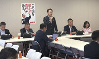 Former Justice Minister Takashi Yamashita (center) speaks at a meeting of the LDP special committee on foreign human resources at party headquarters in Tokyo on Monday.